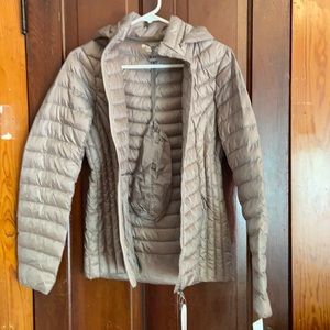 New packable coat zippered with pockets & hood